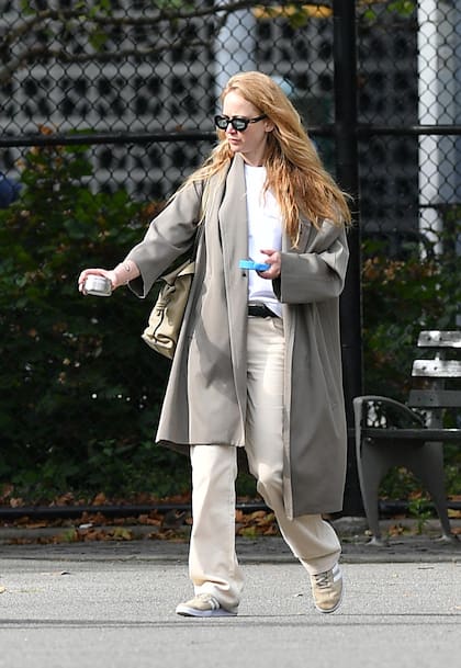 Jennifer Lawrence luce a la moda mientras pasea por un parque neoyorquino. La actriz combinó un outfit en tonos claros para esta salida diurna