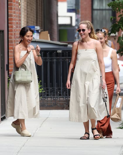 Jennifer Lawrence no esconde su risa al ver a una mujer luciendo el mismo modelo de vestido que el que ella eligió para dar un paseo por las calles de Nueva York.
