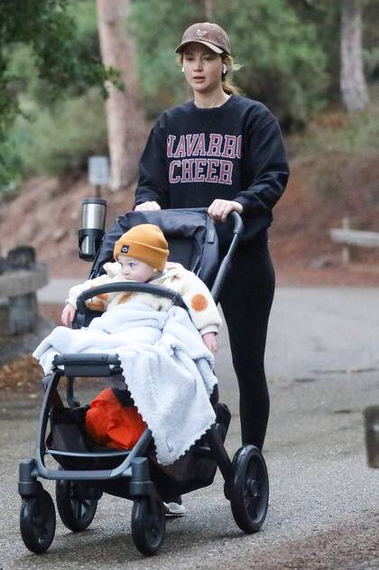 Jennifer Lawrence pasea junto a su bebé por un parque de Los Ángeles donde el pequeño y su mamá pudieron ver nadar alegremente a un grupo de patos