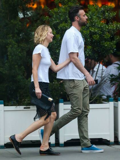 Jennifer Lawrence y Cooke Maroney fueron captados por las cámaras a la salida de un bar en Nueva York
