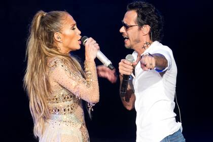 Jennifer Lopez, cantando junto al padre de sus hijos, Marc Anthony, de quien se divorció en 2014