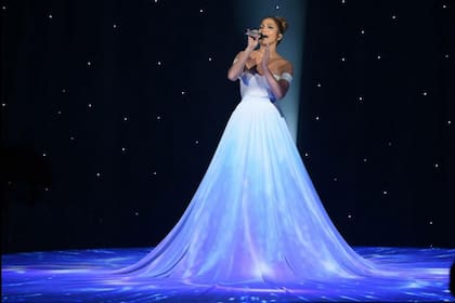 Jennifer Lopez con el vestido más grande del mundo