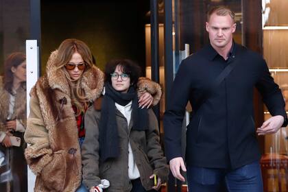 Jennifer Lopez disfrutó de las compras navideñas en Los Ángeles acompañada por su asistente, algunos familiares y un atractivo guardaespaldas