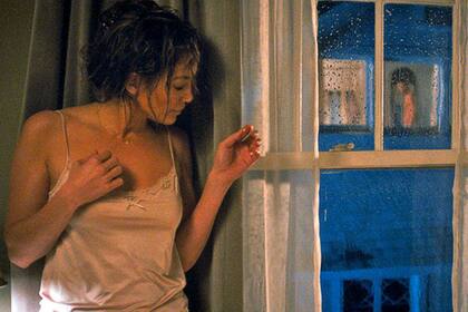 Jennifer López espiando a su vecino en Cercana obsesión