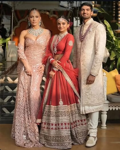 Jennifer Lopez junto a los novios, Netra Mantena y Vamsi Gadiraju. Para la ceremonia nupcial, la actriz y cantante lució un sari (vestuario típico que usan las mujeres indias) en oro rosa de Manish Malhotra y joyas de esmeraldas