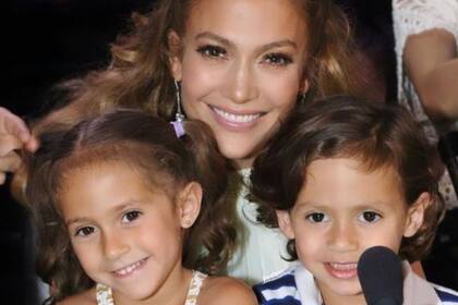 Jennifer Lopez junto a sus hijos Emme y Maximilian cuando eran pequeños