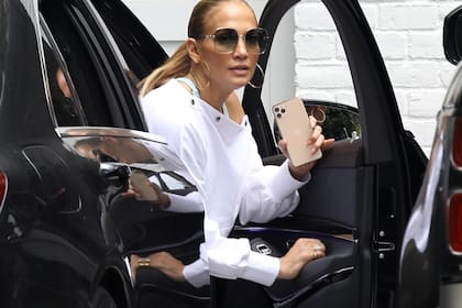 Los fotógrafos descubrieron a Jennifer Lopez llegando a la casa de Ben Affleck por primera vez; la cantante arribó al barrio de Brentwood, en Los Angeles, luciendo ropa deportiva