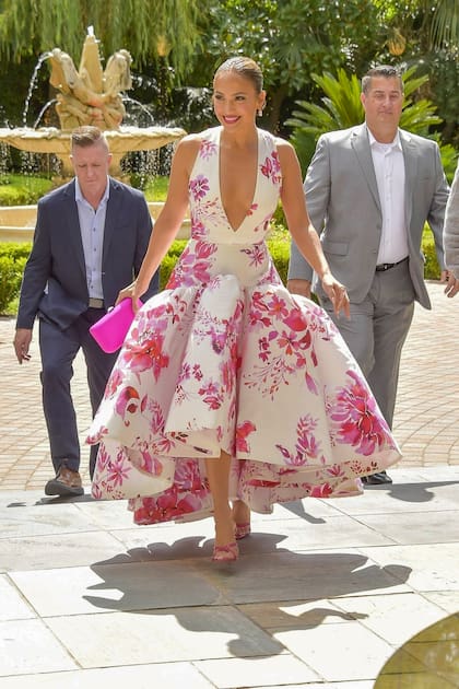 Jennifer Lopez lució un impresionante color marfil con diseño floral y escote pronunciado de Bach Mai en los Hollywood Beauty Awards en Hollywood

