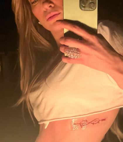 Jennifer Lopez mostró en sus redes el tatuaje que eligió para sellar su amor "al infinito" con Ben Affleck, en el Día de San Valentín