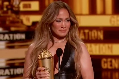 Jennifer López rompió en llanto al recibir su último premio
