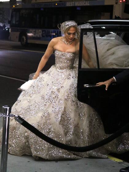 Jennifer Lopez sorprendió a todos al aparecer vestida de novia en el centro de Manhattan
