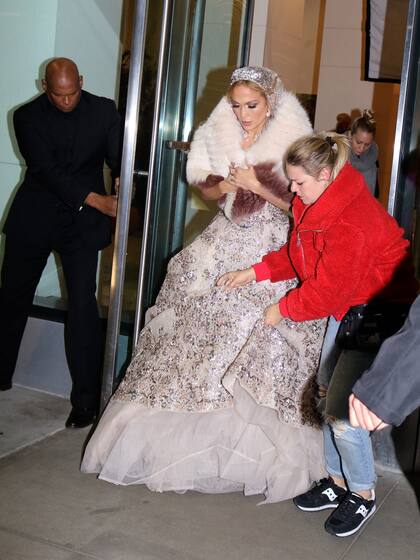 Jennifer Lopez sorprendió a todos al aparecer vestida de novia en el centro de Manhattan