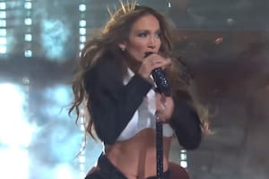 Jennifer Lopez superó desagradables críticas y un drama con sus extensiones durante su show