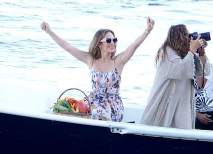 Jennifer Lopez también se encuentra vacacionando en Europa aunque la actriz y cantante eligió los paradisíacos paisajes de Italia. Con un vestido de estampa floral súper veraniego y unos anteojos a tono, Jennifer Lopez llegó en yate para disfrutar de una cena con amigos en la costa de Amalfi