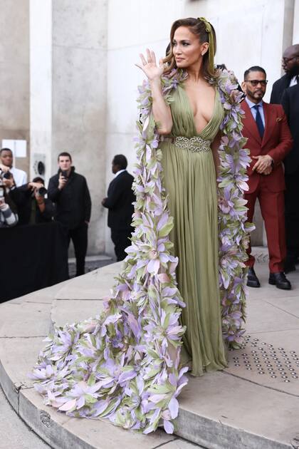 Jennifer López volvió a sorprender con un nuevo look durante la Semana de la Moda en París. En esta oportunidad, invitada al desfile de Elie Saab, la cantante eligió un vestido largo plisado en un tono pistacho y un escote pronunciado, muy icónico en sus looks más recordados