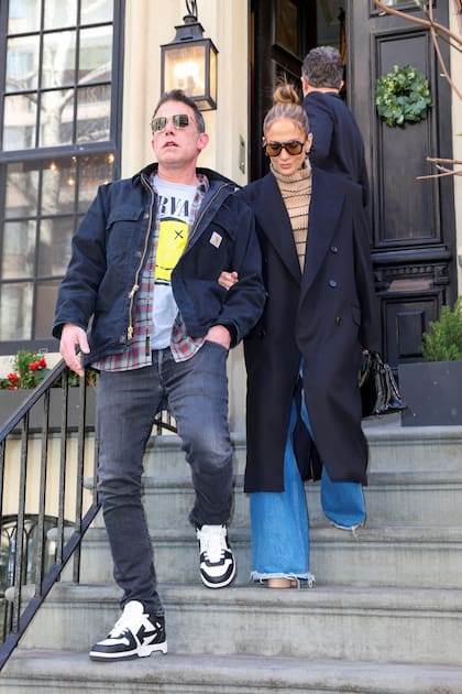 Jennifer Lopez y Ben Affleck fueron fotografiados durante una salida por las calles de Nueva York. La feliz pareja decidió dar un paseo por el Upper East Side con un objetivo claro: explorar opciones inmobiliarias para dar con su nuevo hogar 
