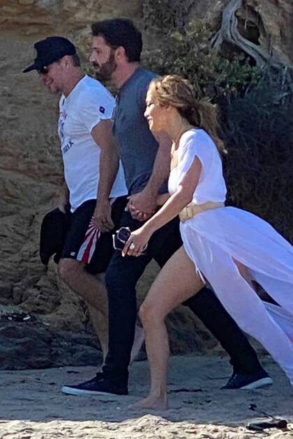 Jennifer Lopez y Ben Affleck junto con el amigo de Ben, Matt Damon, dan un paseo por una playa de Malibú