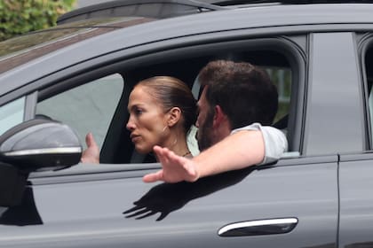 Jennifer Lopez y Ben Affleck tuvieron una conversación seria en Los Ángeles y fueron retratados por los paparazzi