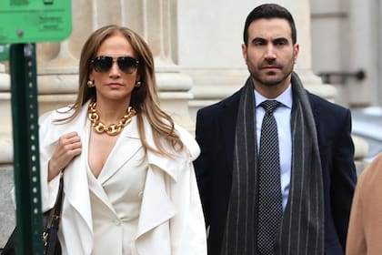 Jennifer Lopez y Brett Goldstein, durante el rodaje que comenzó la ola de rumores sobre un posible romance