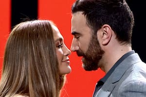 Jennifer Lopez habló de su “gran química” con Brett Goldstein y crecen los rumores de romance