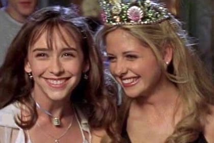 Jennifer Love Hewitt y Sarah Michelle Gellar en una escena de la película de 1997