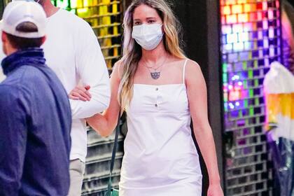 Jennifer paseó por las calles de Nueva York luciendo un vestido blanco y barbijo haciendo juego