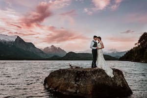 Jennifer Thompson y Clark Morris viajaron desde California para casarse aquí, con varias ceremonias: en la montaña, en el lago y en el campo