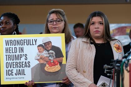 Jennifer Vasquez Sura, esposa de Kilmar Ábrego García, de Maryland, que fue deportado por error a El Salvador, a la derecha, durante una conferencia de prensa el 4 de abril de 2025