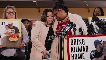 Jennifer Vasquez Sura, esposa de Kilmar Ábrego, en el centro de la imagen, exige el retorno de su marido.