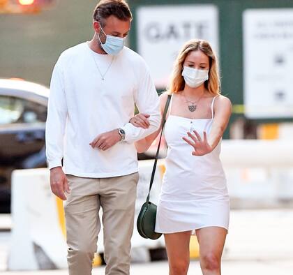 Jennifer y su marido caminaron juntos por las calles de Nueva York