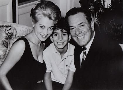 Jennings Lang , el agente de prensa herido, en una foto familiar junto a su esposa y su hijo, el cineasta e historiador Rocky Lang.