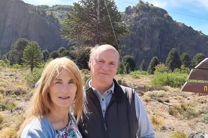 Jenny, en una imagen actual, junto a su marido, Juan.