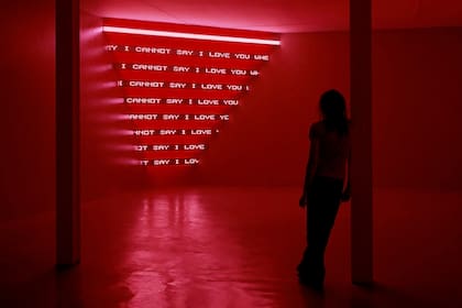 Jenny Holzer. Looming, 2004