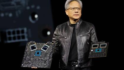 Jensen Huang, con su clásica campera de cuero, muestra los más recientes chips de Nvidia