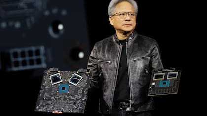 Jensen Huang, con su clásica campera de cuero, muestra los más recientes chips de Nvidia