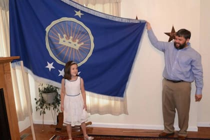Jeremiah Heaton con su pequeña hija Emily, reina de Bir Tawil, una tierra que su padre bautizó como Sudán del Norte