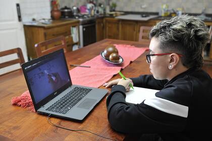 Jeremías, en cuarto año del colegio secundario, utiliza el canal de YouTube de su profesora de matemáticas