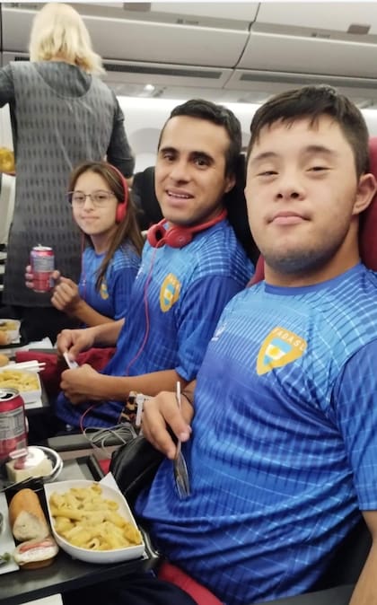 Jeremías en el avión rumbo a Turquía y junto a compañeros de la delegación argentina