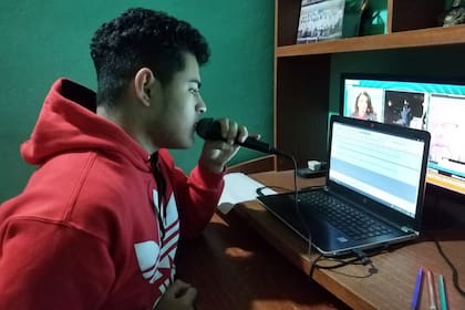 Jeremías Guevara, de 17 años, durante la grabación de uno de los micro radiales