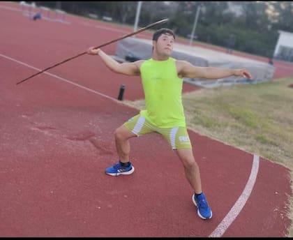 Jeremías Loza Moreno (18) practica lanzamiento de bala, de disco, de jabalina y corre 100 metros.