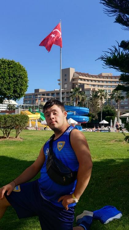 Jeremías Loza Moreno (18) practica lanzamiento de bala, de disco, de jabalina y corre 100 metros.