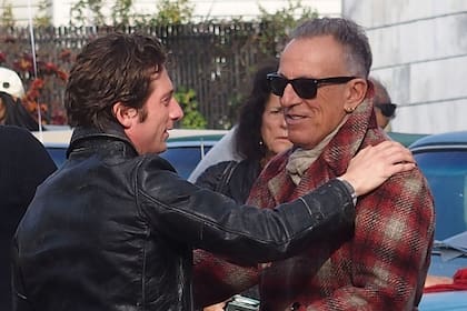 Jeremy Allen White y Bruce Springsteen en un alto del rodaje del film que retrata un momento crucial en la vida del músico