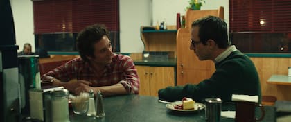 Jeremy Allen White y Jeremy Strong en una escena de la película que se estrena en octubre