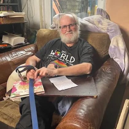 Jeremy Gavins fue referido por su médico general al hospital donde le administraron el tratamiento de electro-choque a la edad de 17 años, que afirma que le hizo perder el conocimiento