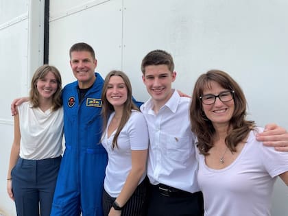 Jeremy Hansen está casado y tiene tres hijos, quienes acompañan su preparación para la misión