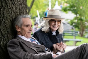 A Amor, bodas y otros desastres solo la salvan Jeremy Irons y Diane Keaton