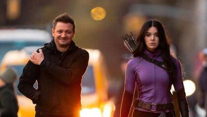 Jeremy Renner como Clint Barton y Kate Bishop como Hailee Steinfeld en Hawkeye