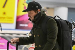 Jeremy Renner: el particular dispositivo con el que fue visto en su llegada al aeropuerto de Nueva York