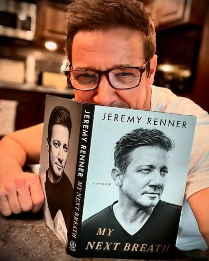 Jeremy Renner junto a su autobiografía (Foto: Instagram/@jeremyrenner)