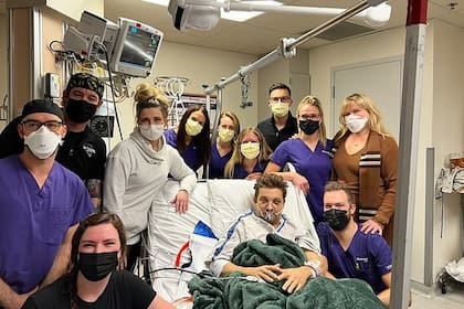 Jeremy Renner junto al equipo de terapia intensiva